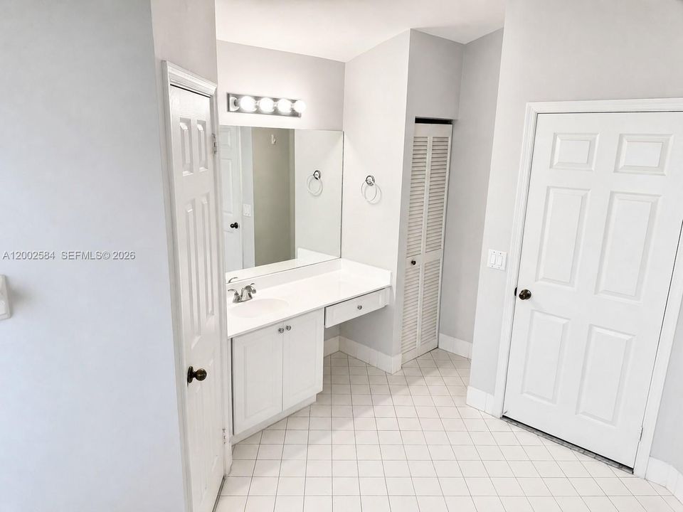 Activo con contrato: $4,950 (3 camas, 2 baños, 2324 Pies cuadrados)