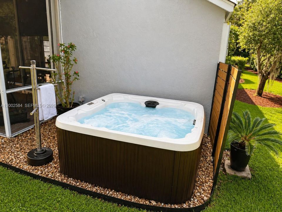 Activo con contrato: $4,950 (3 camas, 2 baños, 2324 Pies cuadrados)