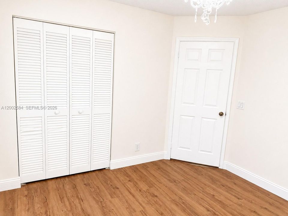 Activo con contrato: $4,950 (3 camas, 2 baños, 2324 Pies cuadrados)