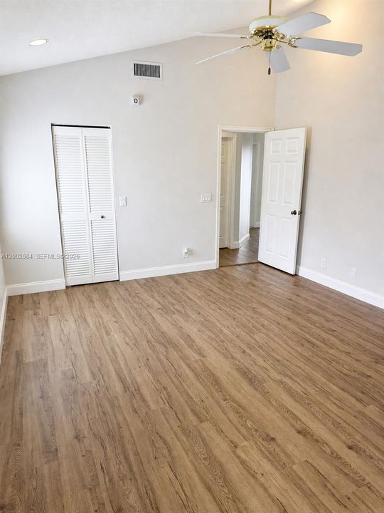 Activo con contrato: $4,950 (3 camas, 2 baños, 2324 Pies cuadrados)