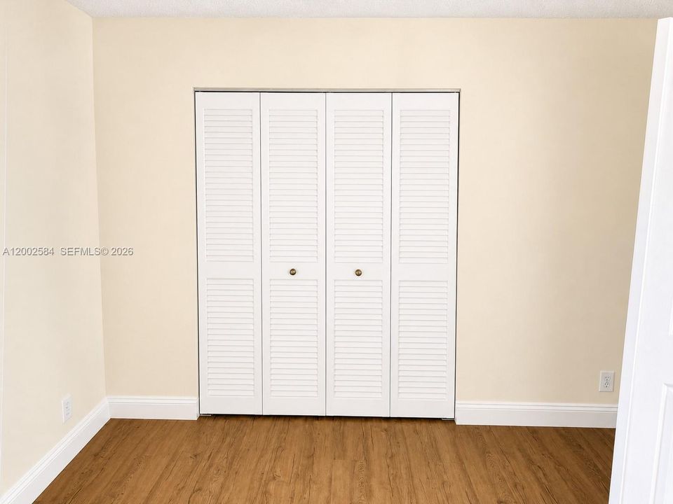 Activo con contrato: $4,950 (3 camas, 2 baños, 2324 Pies cuadrados)