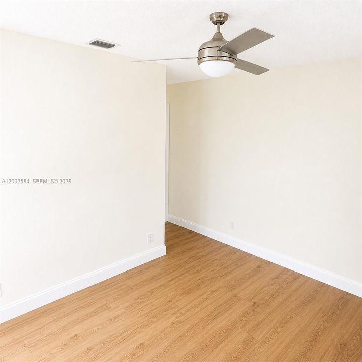 Activo con contrato: $4,950 (3 camas, 2 baños, 2324 Pies cuadrados)
