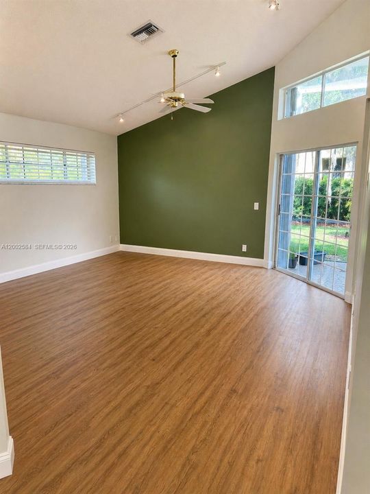 Activo con contrato: $4,950 (3 camas, 2 baños, 2324 Pies cuadrados)