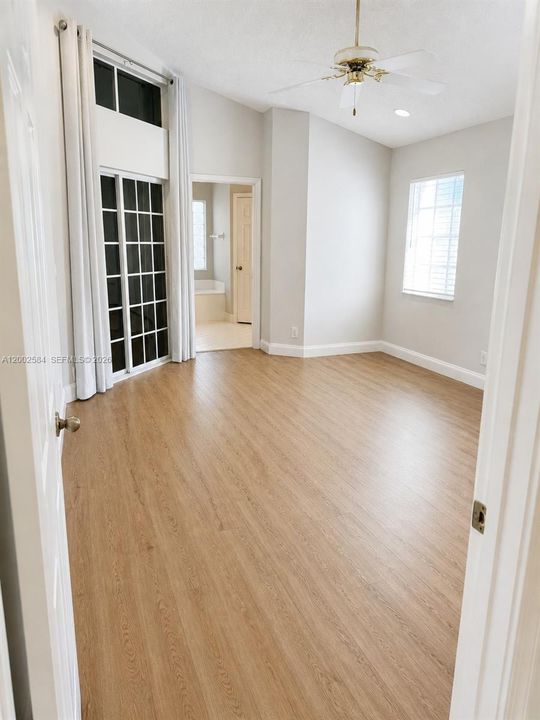 Activo con contrato: $4,950 (3 camas, 2 baños, 2324 Pies cuadrados)