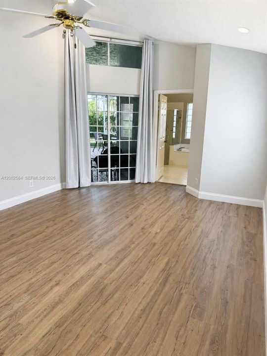 Activo con contrato: $4,950 (3 camas, 2 baños, 2324 Pies cuadrados)