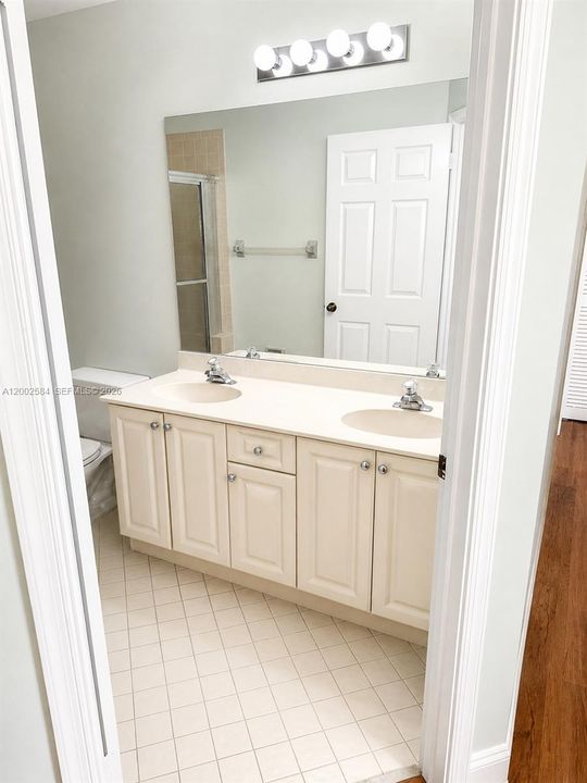 Activo con contrato: $4,950 (3 camas, 2 baños, 2324 Pies cuadrados)