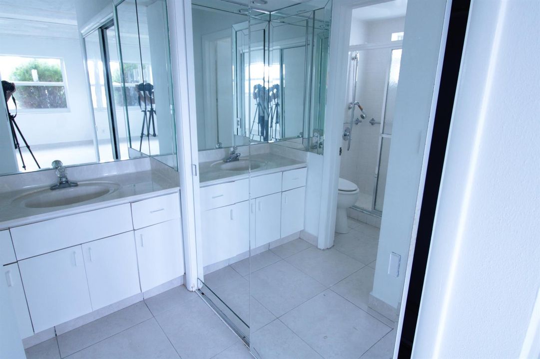 MASTER BATH ROOM