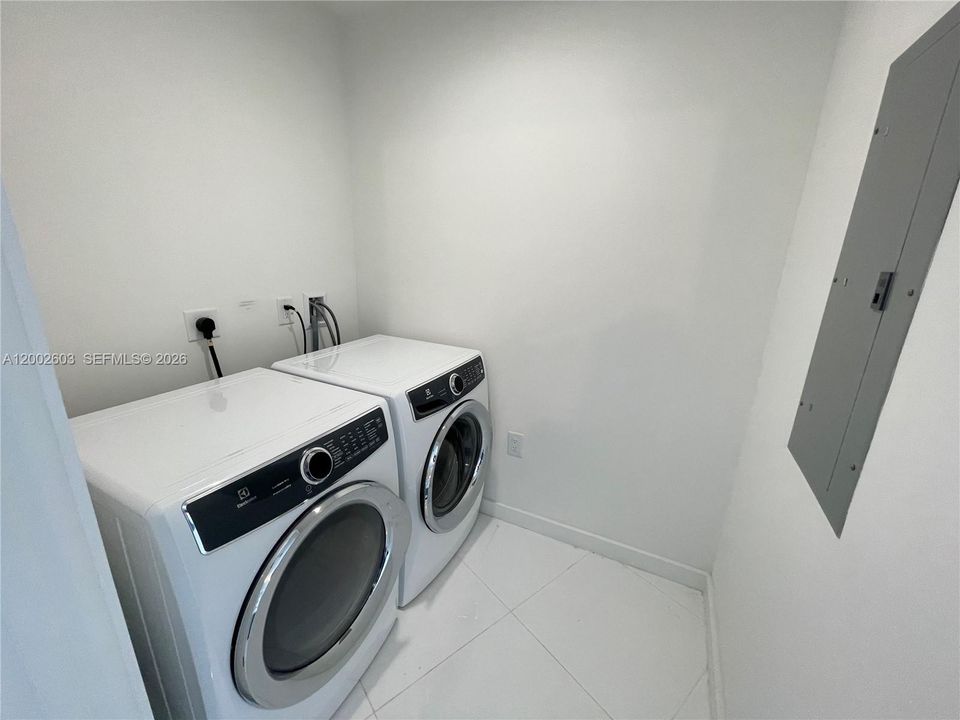 En Venta: $995,000 (2 camas, 3 baños, 1560 Pies cuadrados)