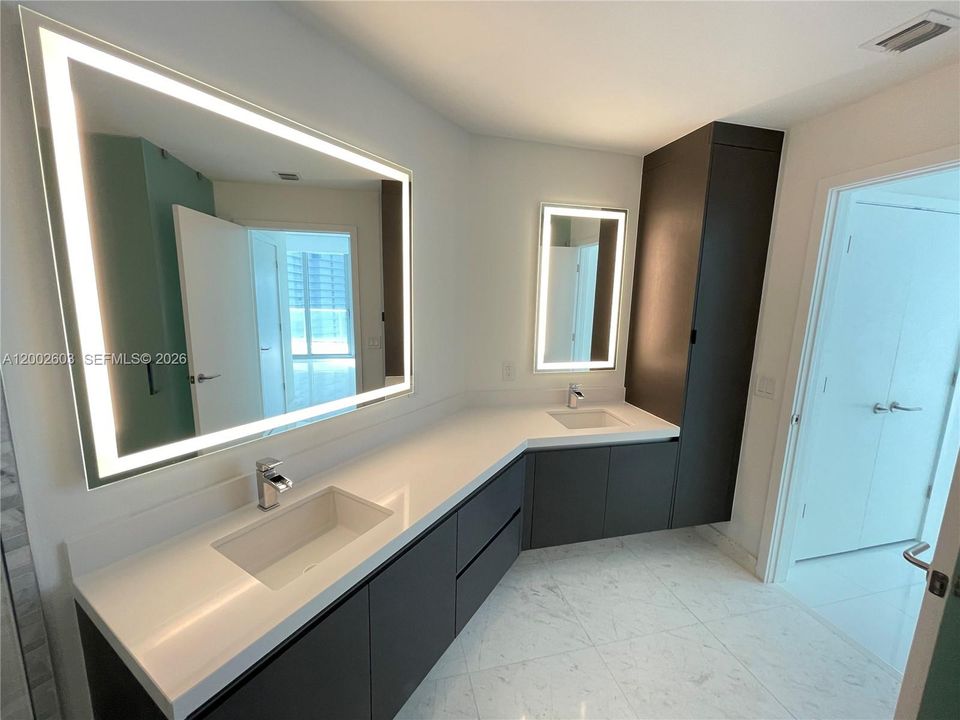 En Venta: $995,000 (2 camas, 3 baños, 1560 Pies cuadrados)