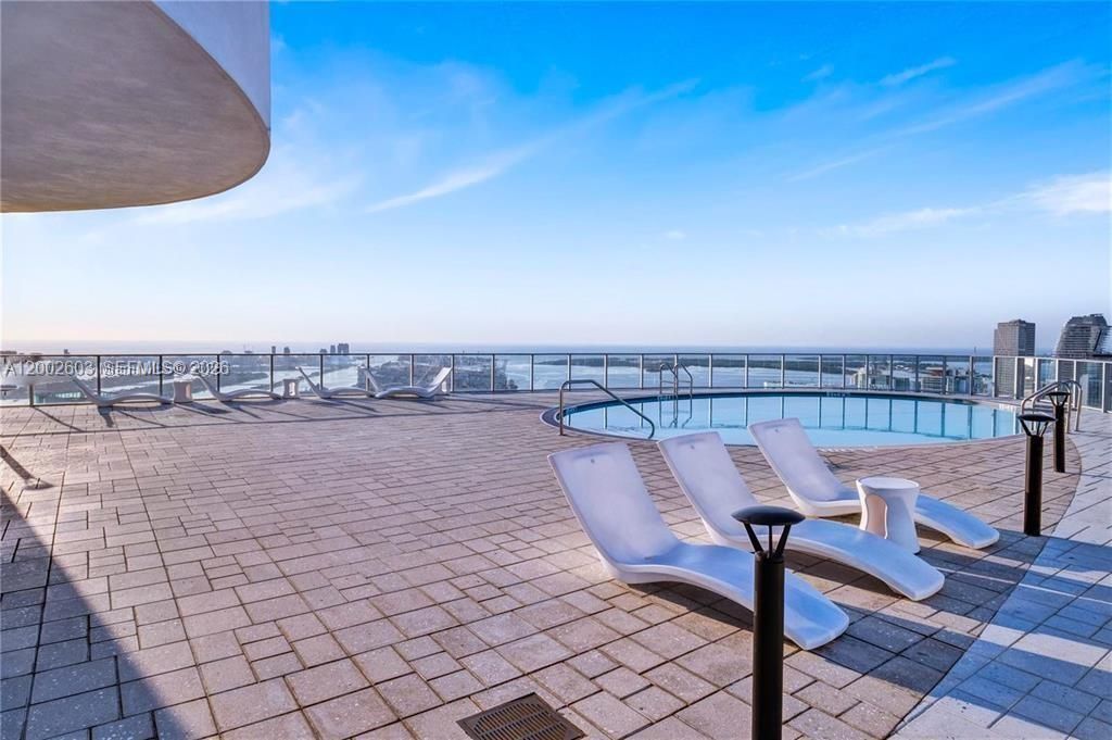 En Venta: $995,000 (2 camas, 3 baños, 1560 Pies cuadrados)