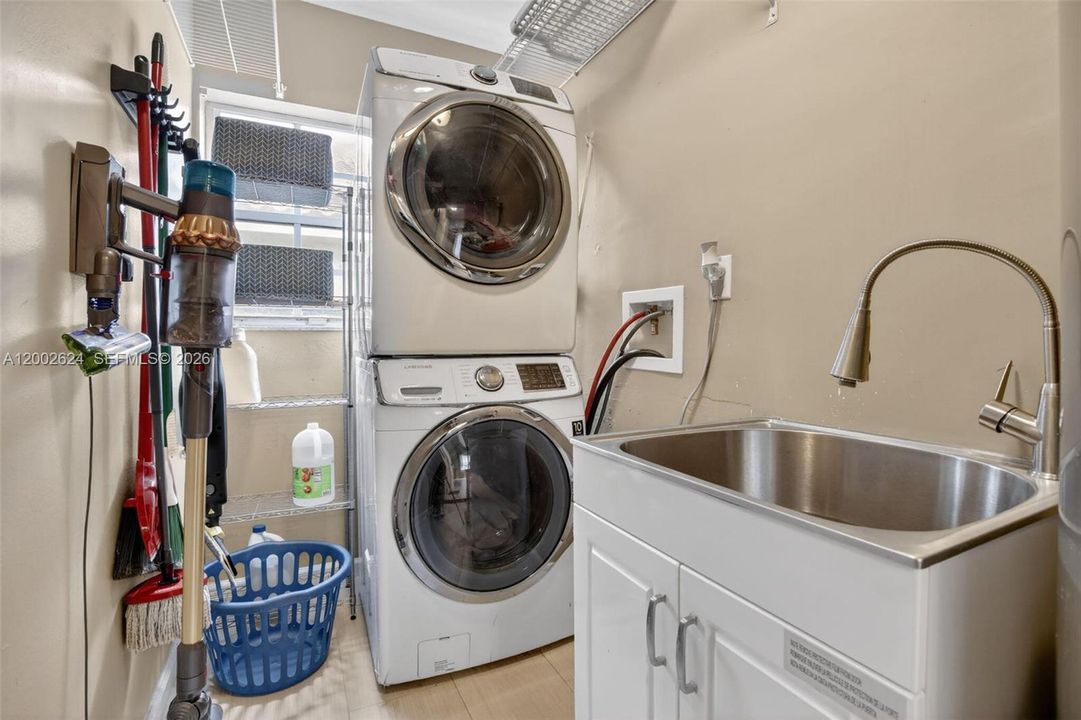 For Sale: $829,000 (3 beds, 2 baths, 2504 Square Feet)