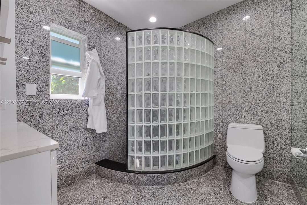 For Rent: $13,500 (5 beds, 3 baths, 4063 Square Feet)