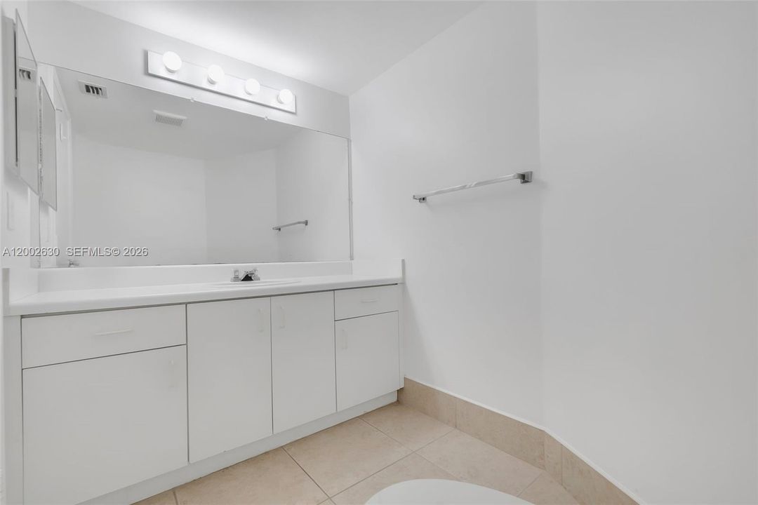 Active With Contract: $1,850 (1 beds, 1 baths, 1223 Square Feet)