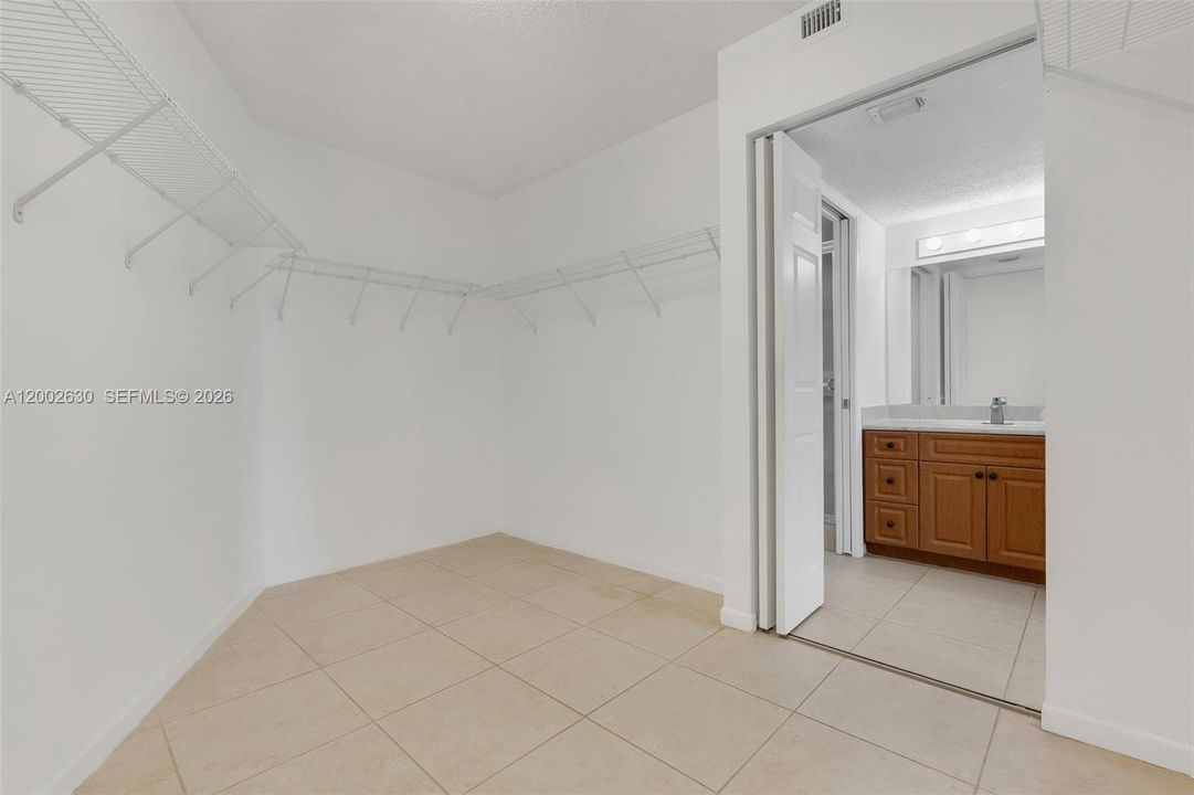 Active With Contract: $1,850 (1 beds, 1 baths, 1223 Square Feet)