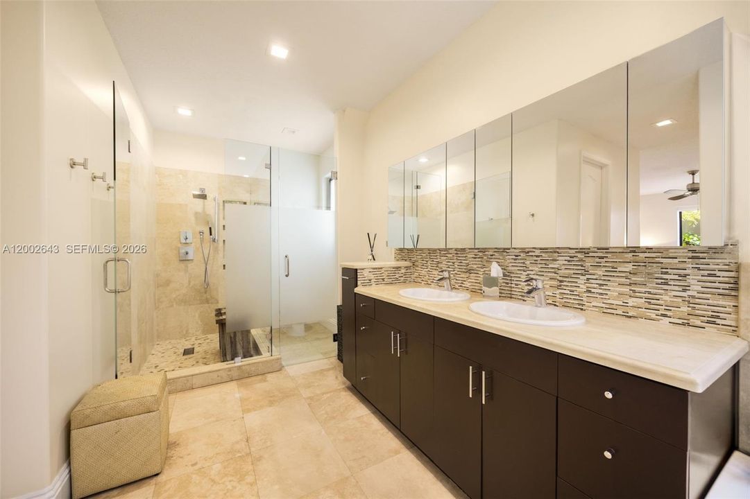 Activo con contrato: $2,890,000 (4 camas, 4 baños, 3404 Pies cuadrados)