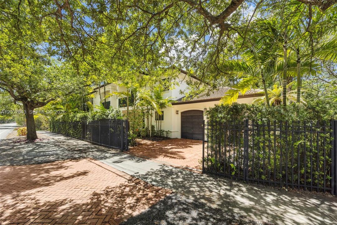 Activo con contrato: $2,890,000 (4 camas, 4 baños, 3404 Pies cuadrados)