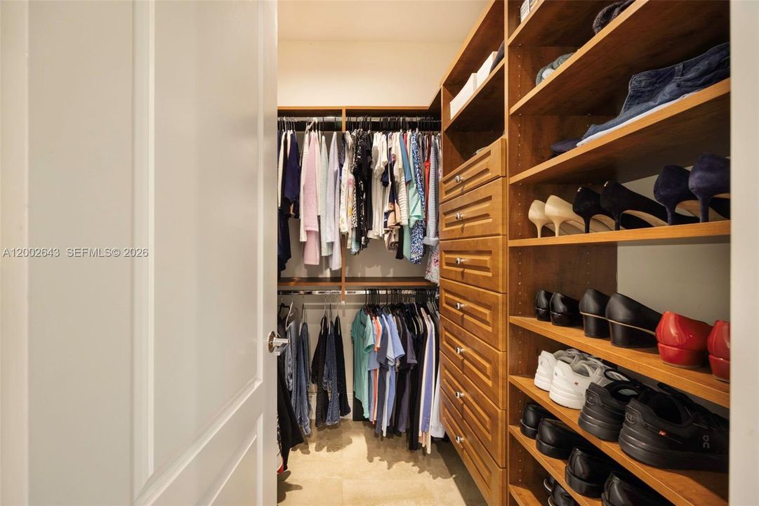 Activo con contrato: $2,890,000 (4 camas, 4 baños, 3404 Pies cuadrados)