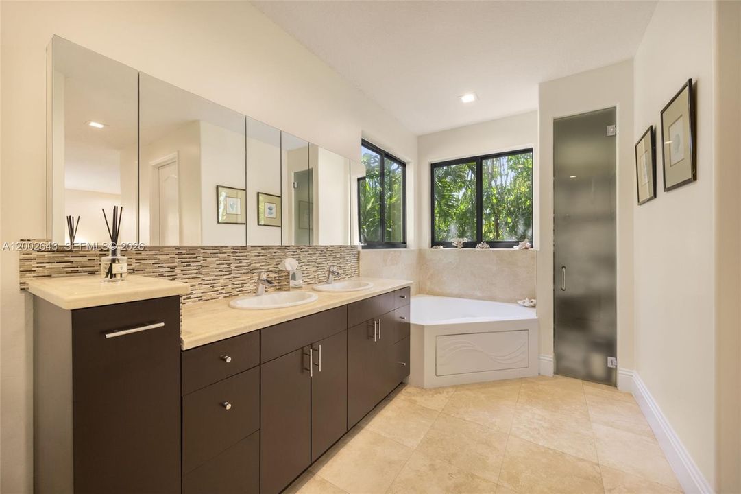 Activo con contrato: $2,890,000 (4 camas, 4 baños, 3404 Pies cuadrados)