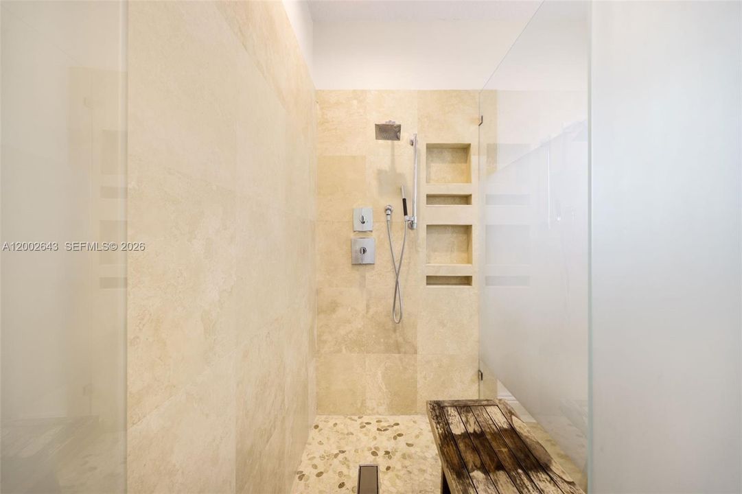 Activo con contrato: $2,890,000 (4 camas, 4 baños, 3404 Pies cuadrados)