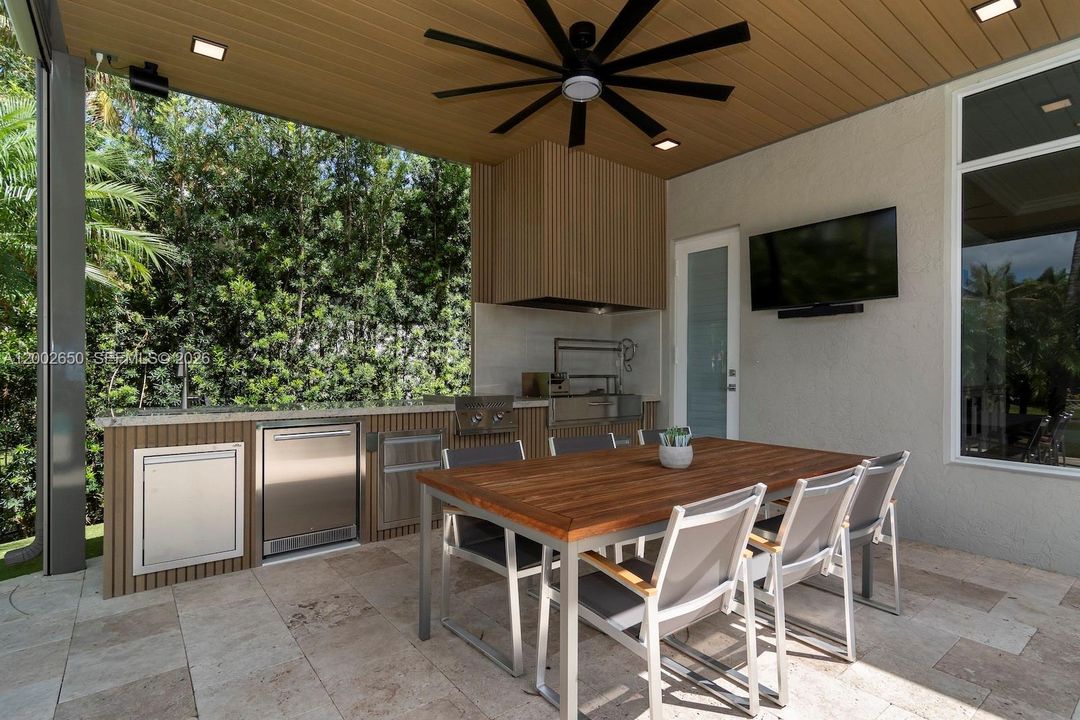 For Sale: $2,850,000 (5 beds, 6 baths, 4292 Square Feet)