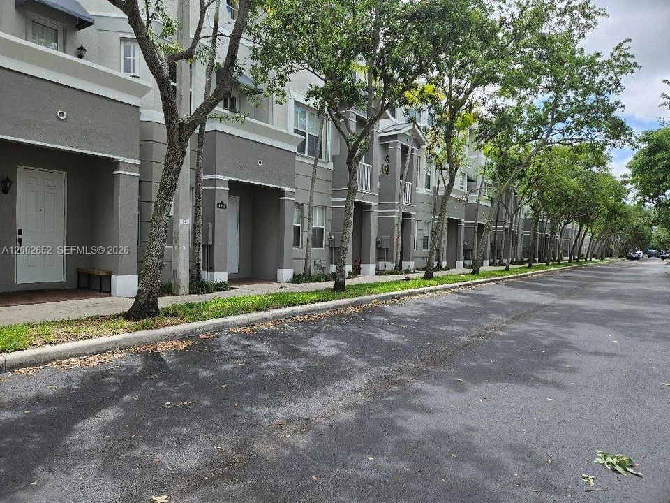 合同活跃: $255,000 (3 贝兹, 3 浴室, 1815 平方英尺)