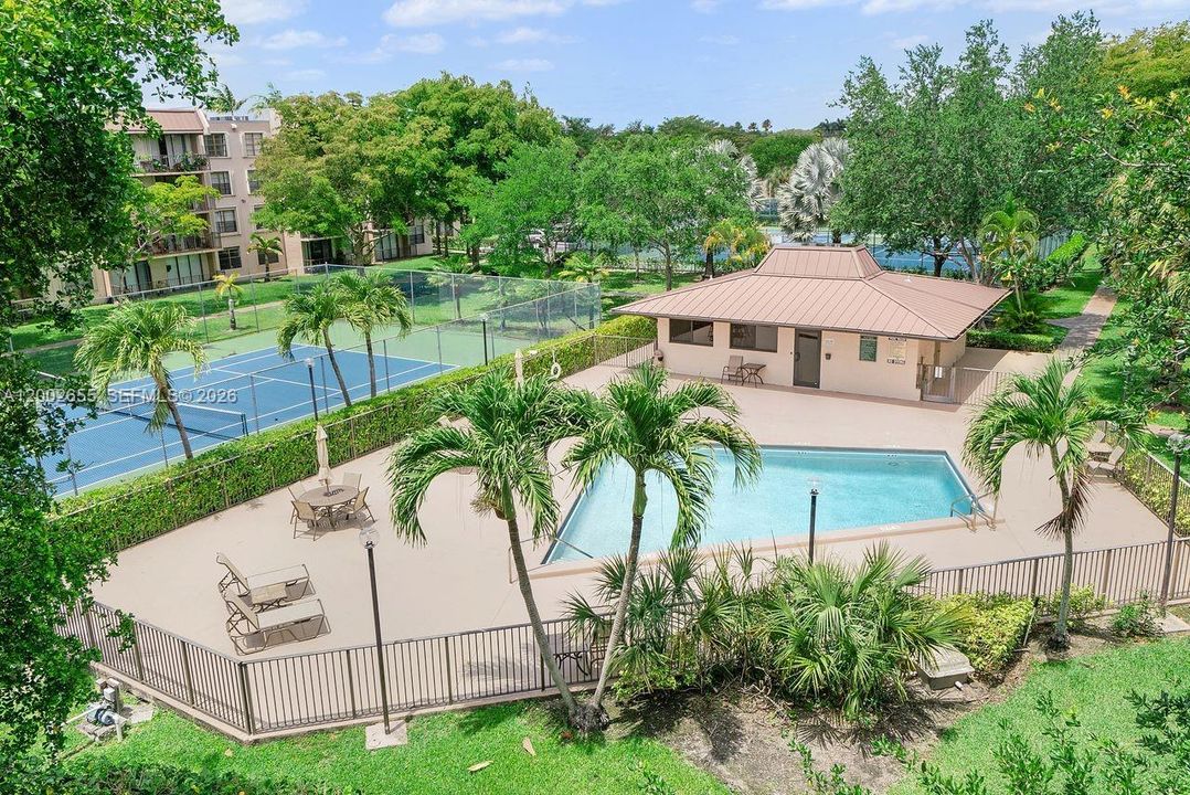 For Sale: $330,000 (2 beds, 2 baths, 1253 Square Feet)