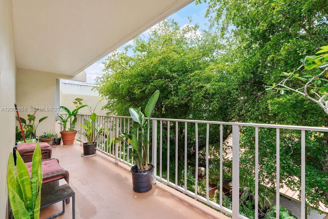 For Sale: $330,000 (2 beds, 2 baths, 1253 Square Feet)