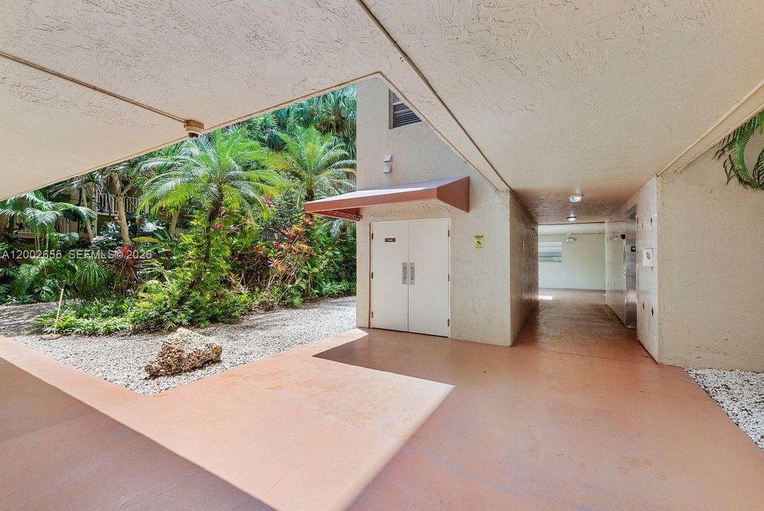 For Sale: $330,000 (2 beds, 2 baths, 1253 Square Feet)