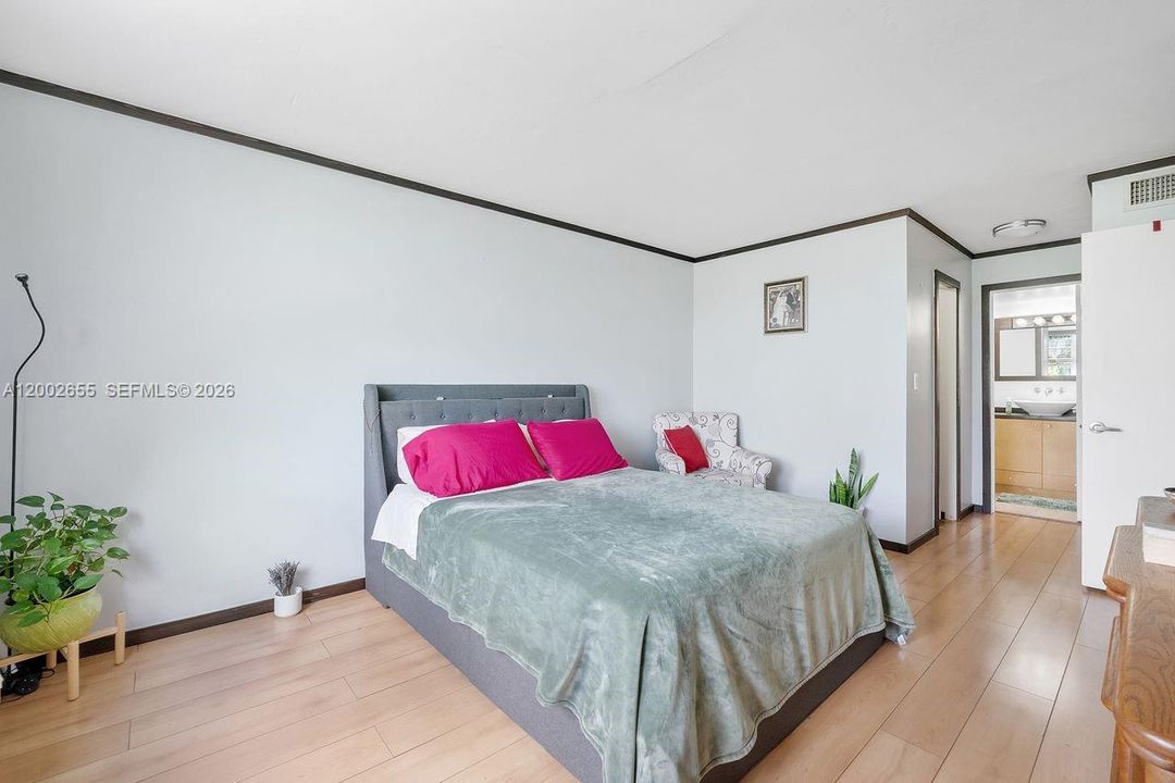 For Sale: $330,000 (2 beds, 2 baths, 1253 Square Feet)