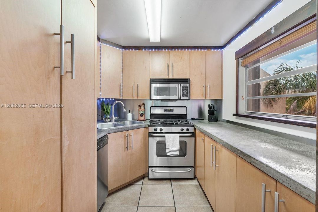 For Sale: $330,000 (2 beds, 2 baths, 1253 Square Feet)