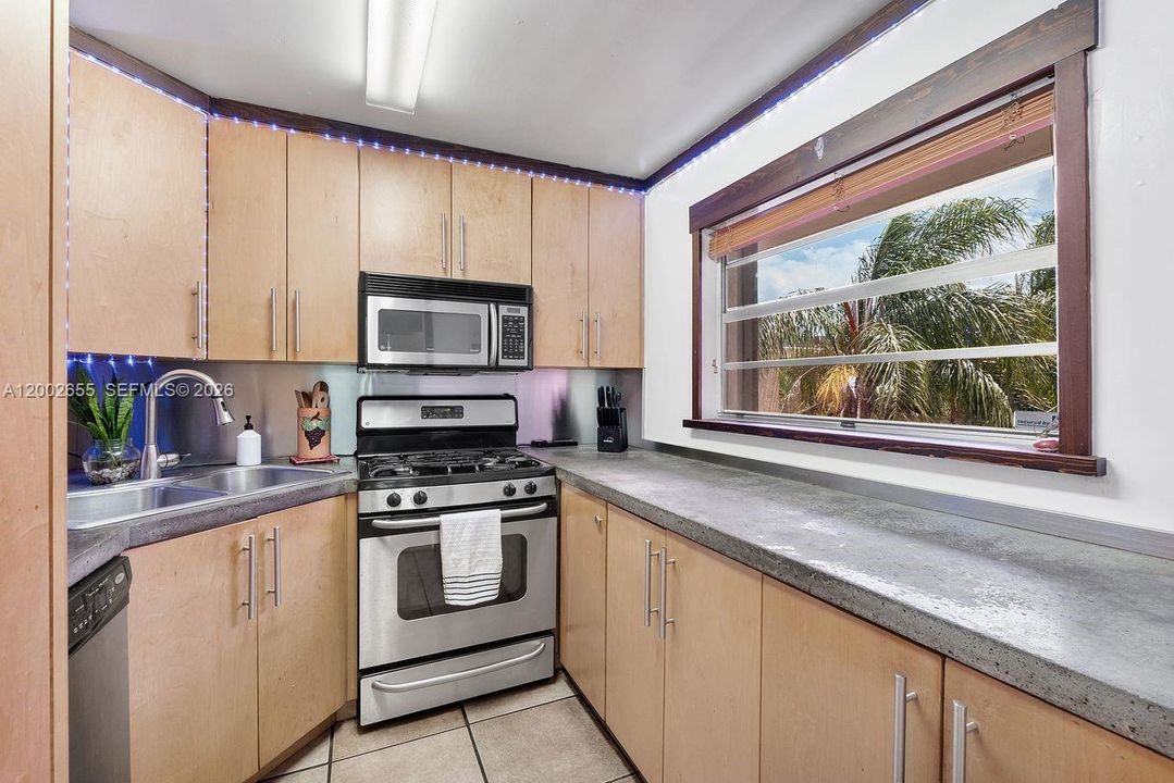 For Sale: $330,000 (2 beds, 2 baths, 1253 Square Feet)