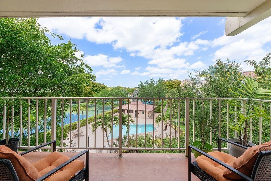 For Sale: $330,000 (2 beds, 2 baths, 1253 Square Feet)