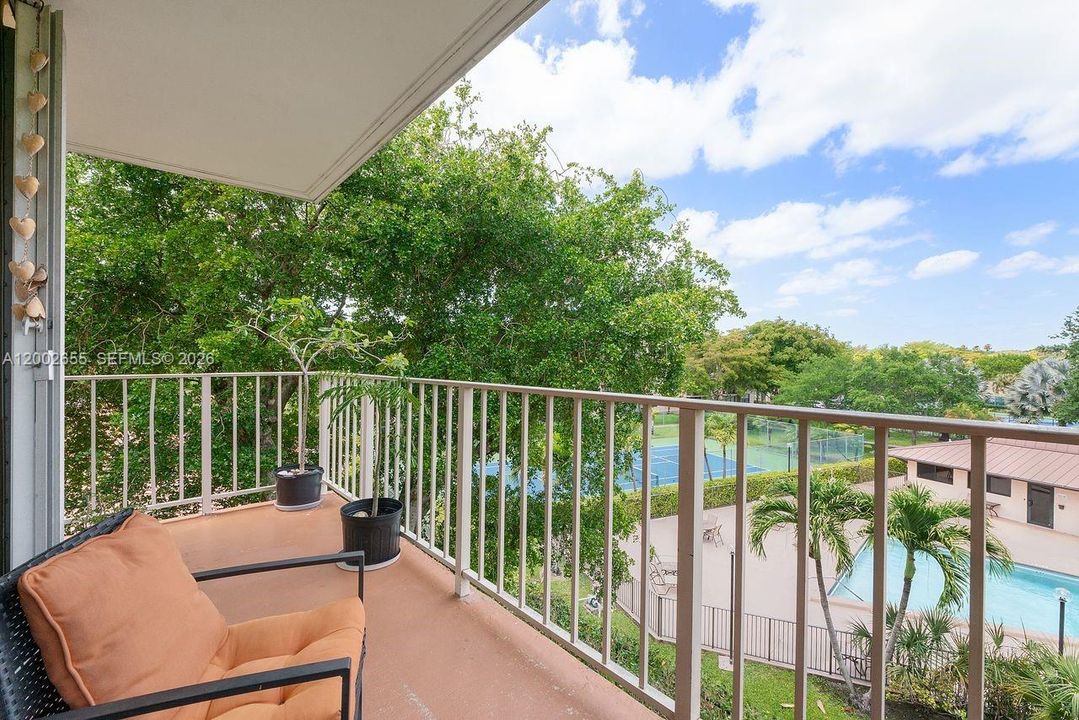 For Sale: $330,000 (2 beds, 2 baths, 1253 Square Feet)