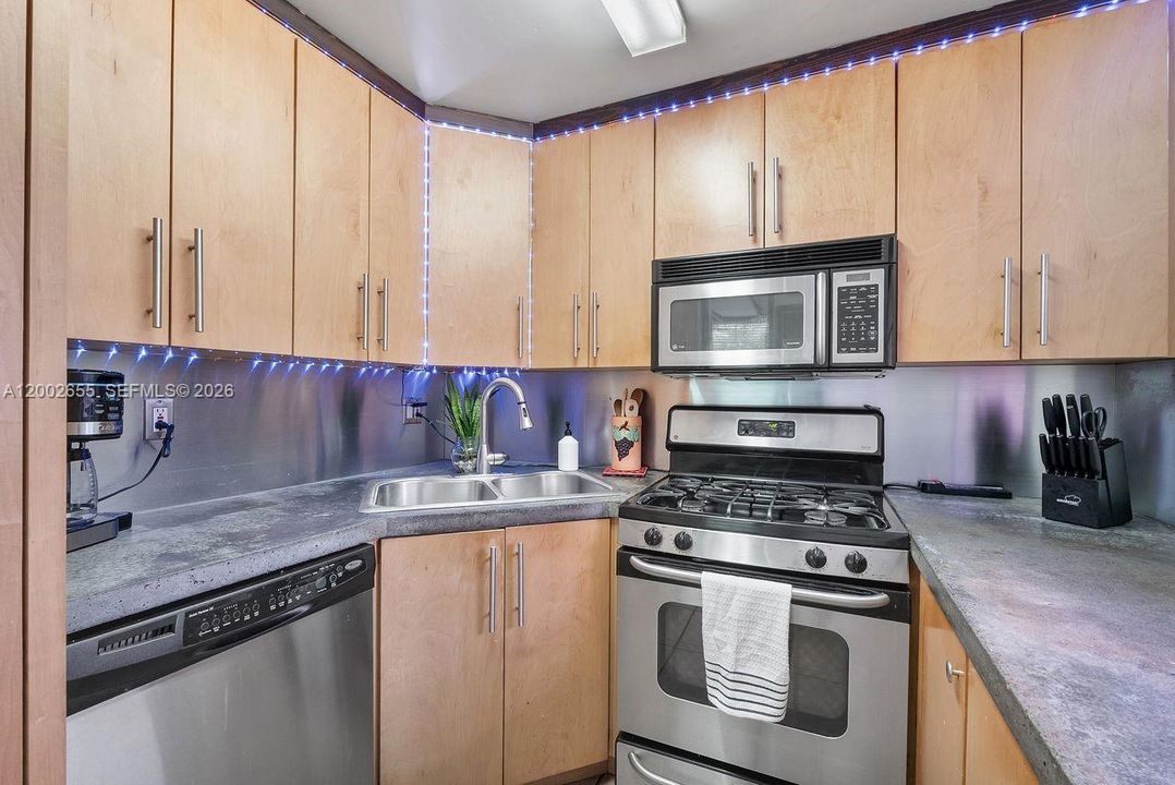 For Sale: $330,000 (2 beds, 2 baths, 1253 Square Feet)