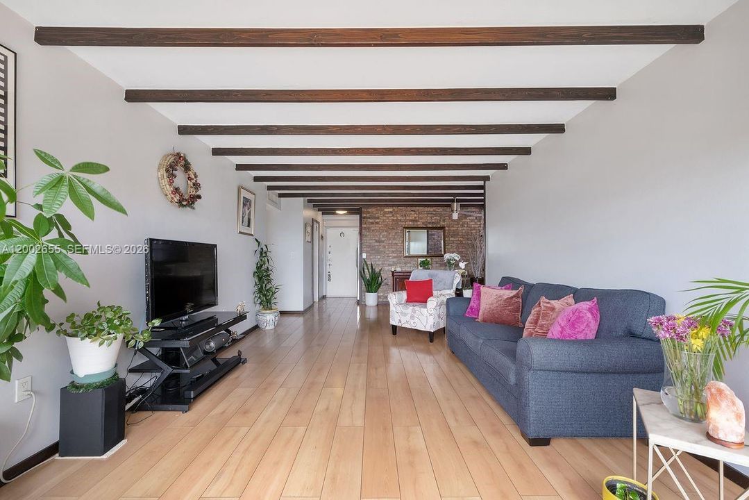 For Sale: $330,000 (2 beds, 2 baths, 1253 Square Feet)