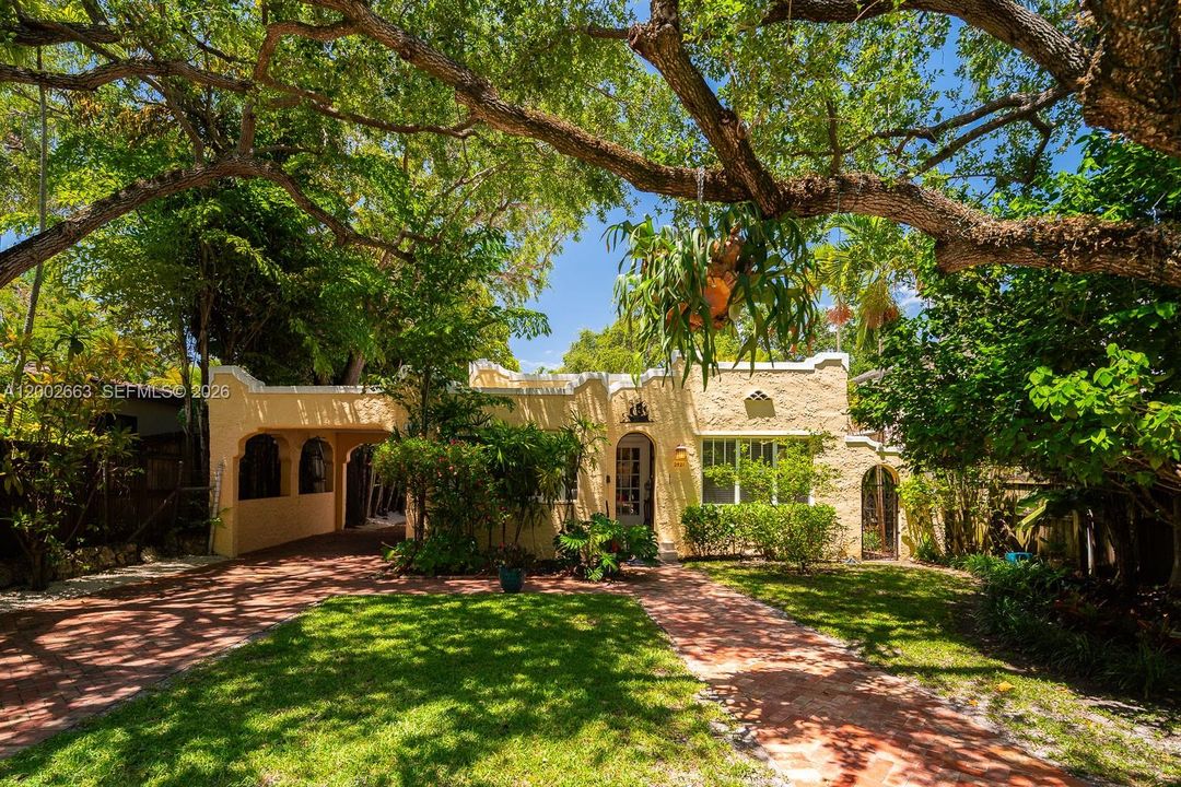 Vendido Recientemente: $2,085,000 (3 camas, 2 baños, 2103 Pies cuadrados)