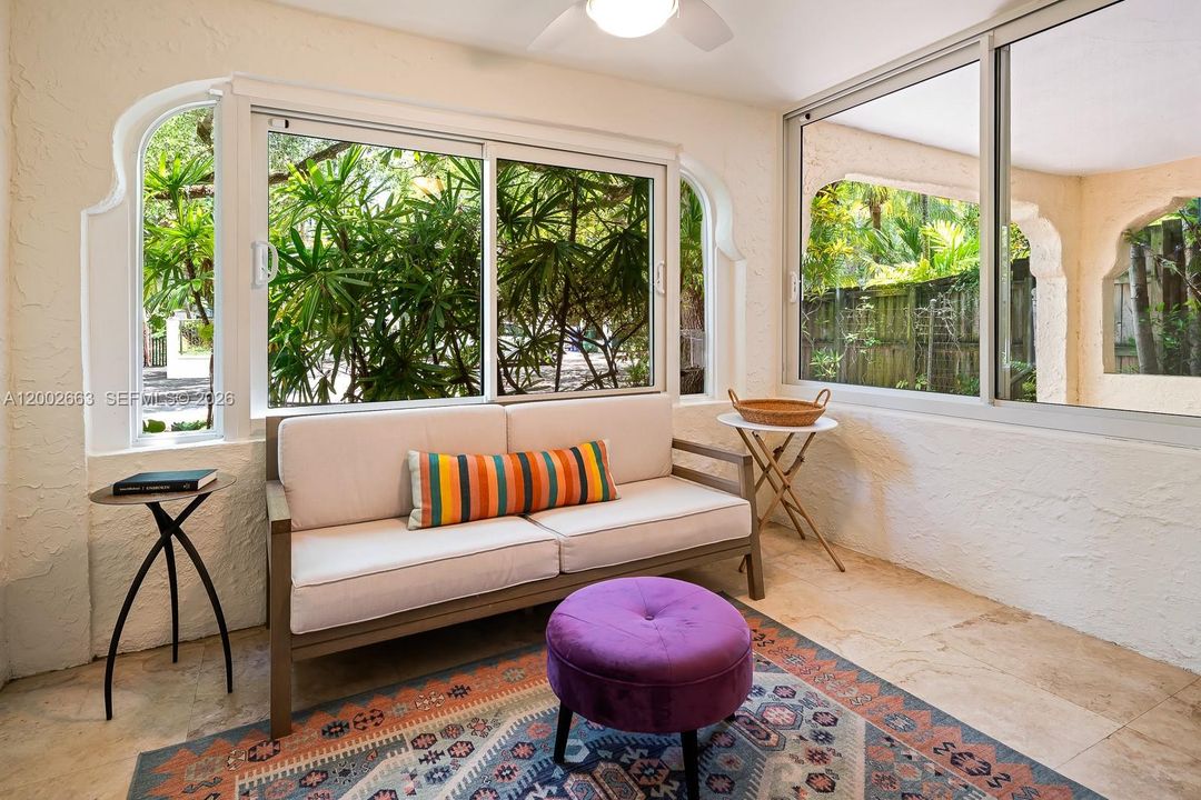 Vendido Recientemente: $2,085,000 (3 camas, 2 baños, 2103 Pies cuadrados)