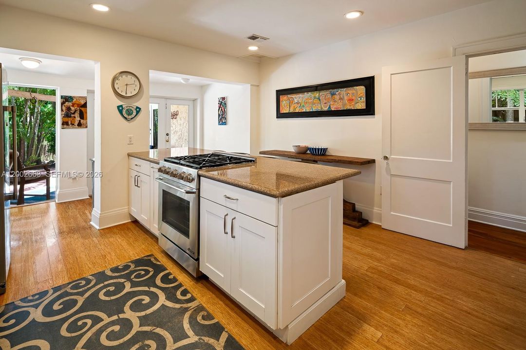 Vendido Recientemente: $2,085,000 (3 camas, 2 baños, 2103 Pies cuadrados)
