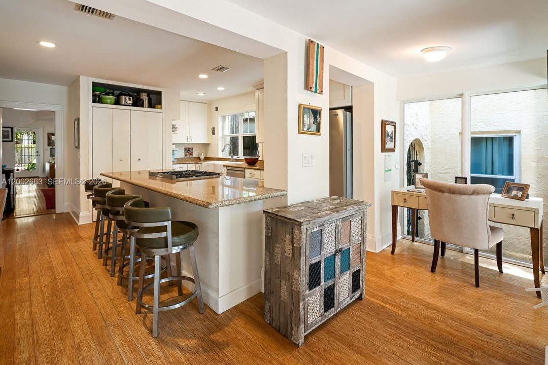 Vendido Recientemente: $2,085,000 (3 camas, 2 baños, 2103 Pies cuadrados)