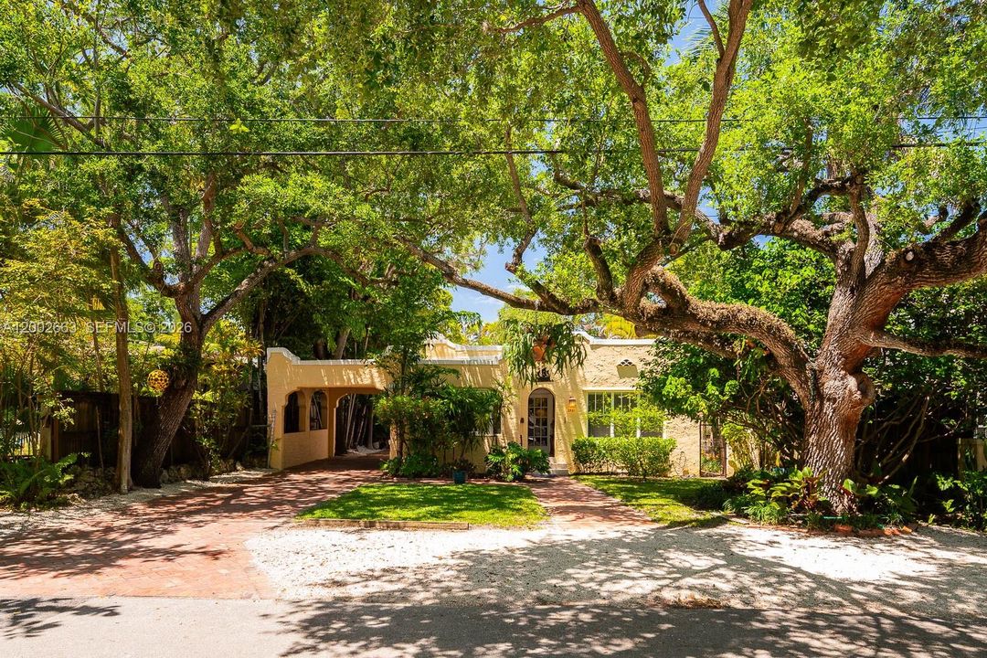 Vendido Recientemente: $2,085,000 (3 camas, 2 baños, 2103 Pies cuadrados)