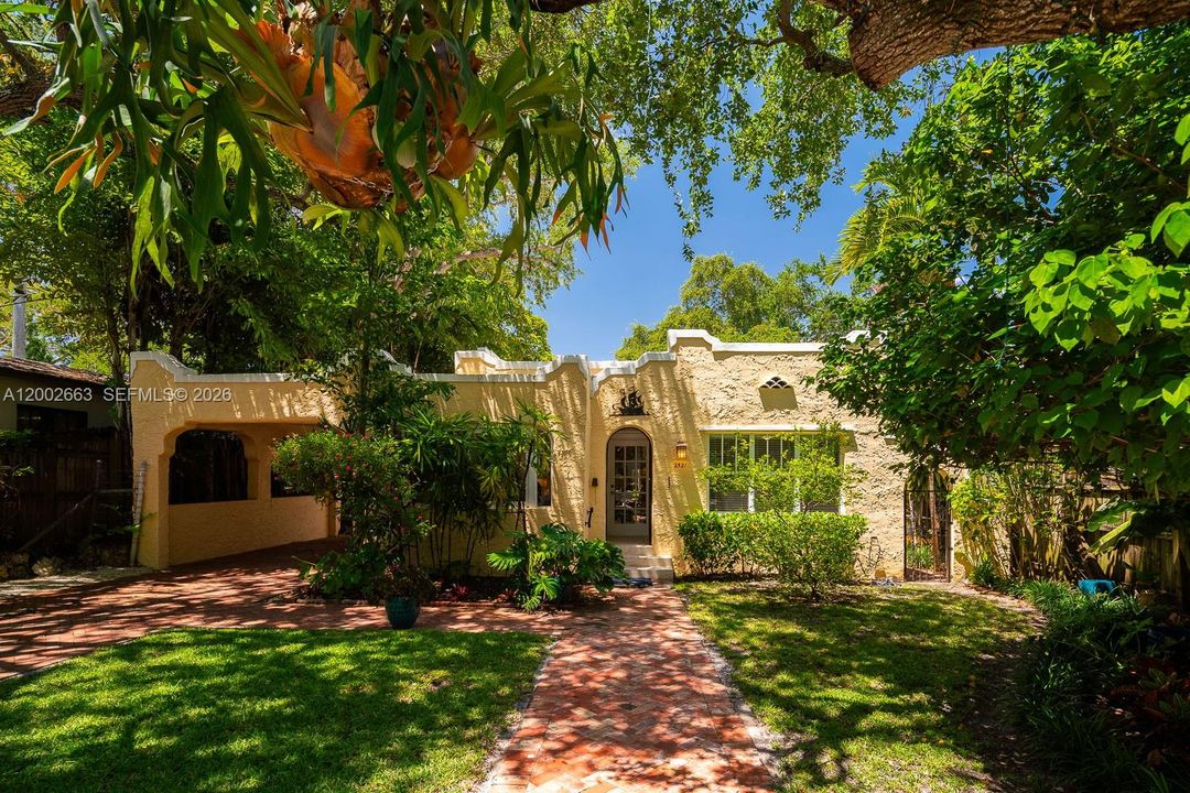 Vendido Recientemente: $2,085,000 (3 camas, 2 baños, 2103 Pies cuadrados)