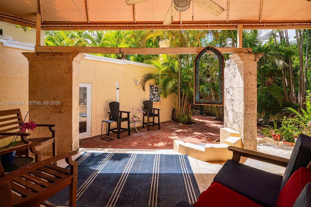 Vendido Recientemente: $2,085,000 (3 camas, 2 baños, 2103 Pies cuadrados)