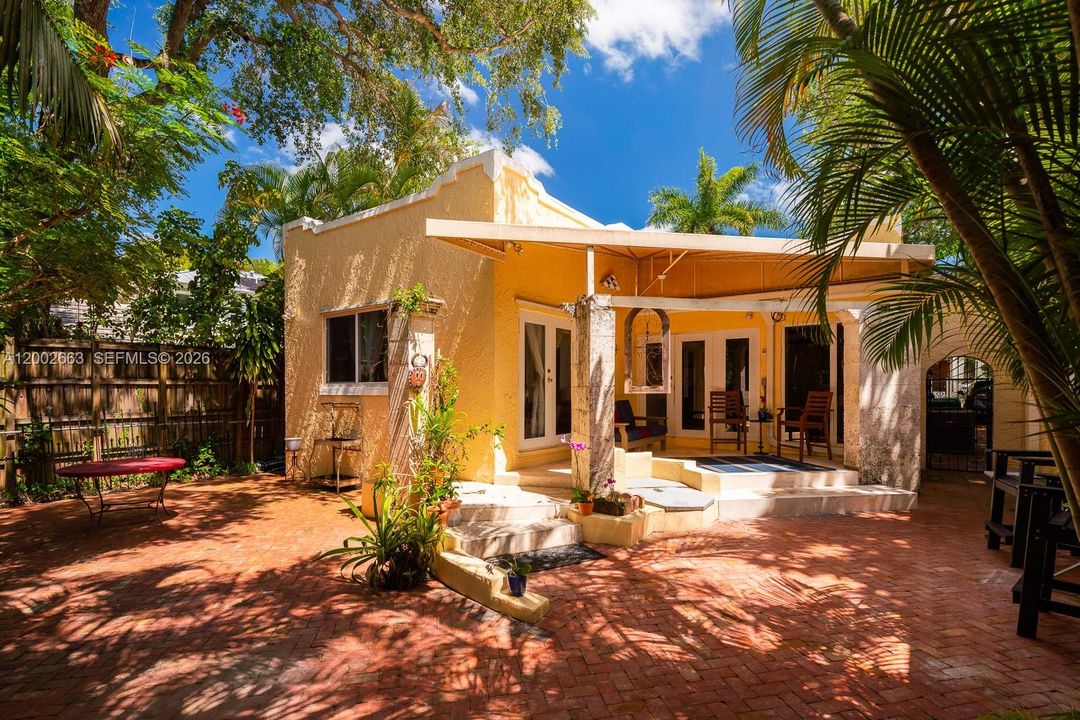 Vendido Recientemente: $2,085,000 (3 camas, 2 baños, 2103 Pies cuadrados)