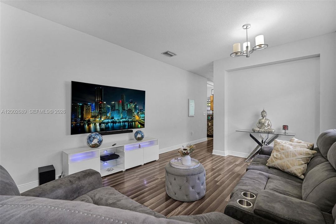 Под контрактом: $549,999 (3 спален, 2 ванн, 1340 Квадратных фут)