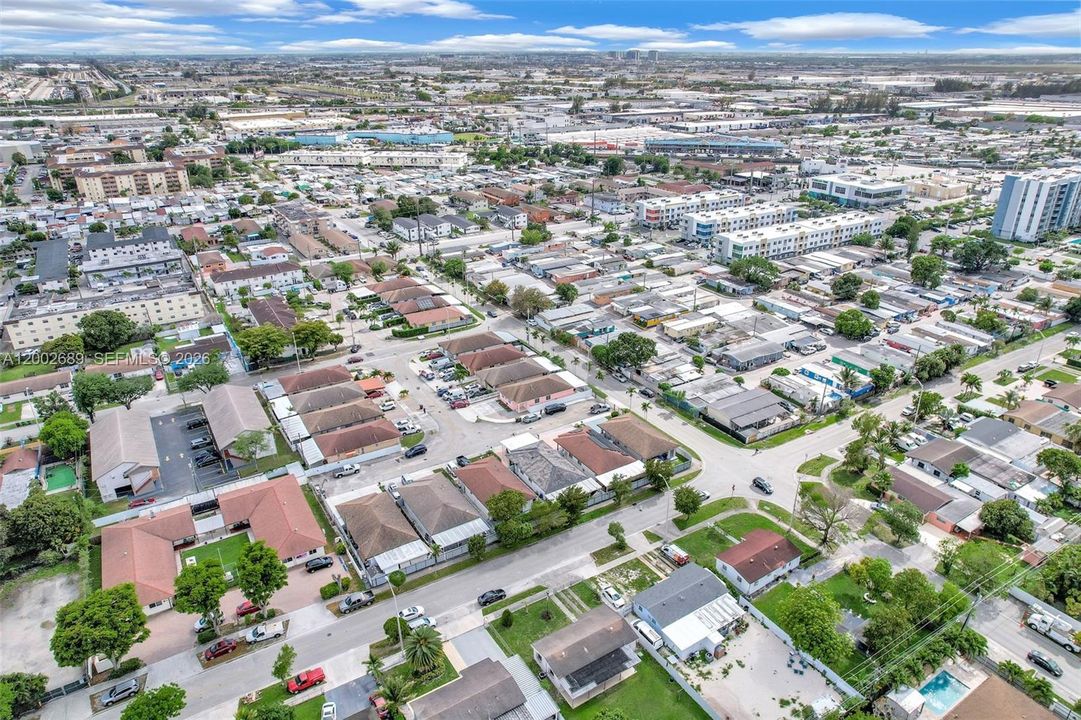 Под контрактом: $549,999 (3 спален, 2 ванн, 1340 Квадратных фут)