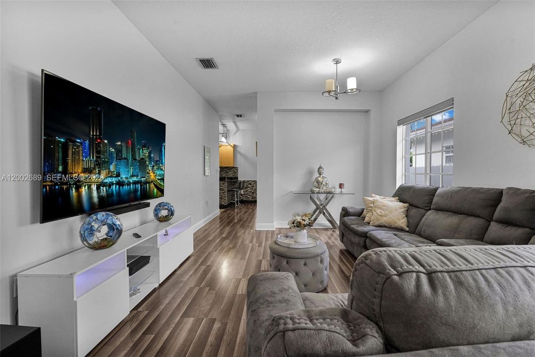 Под контрактом: $549,999 (3 спален, 2 ванн, 1340 Квадратных фут)