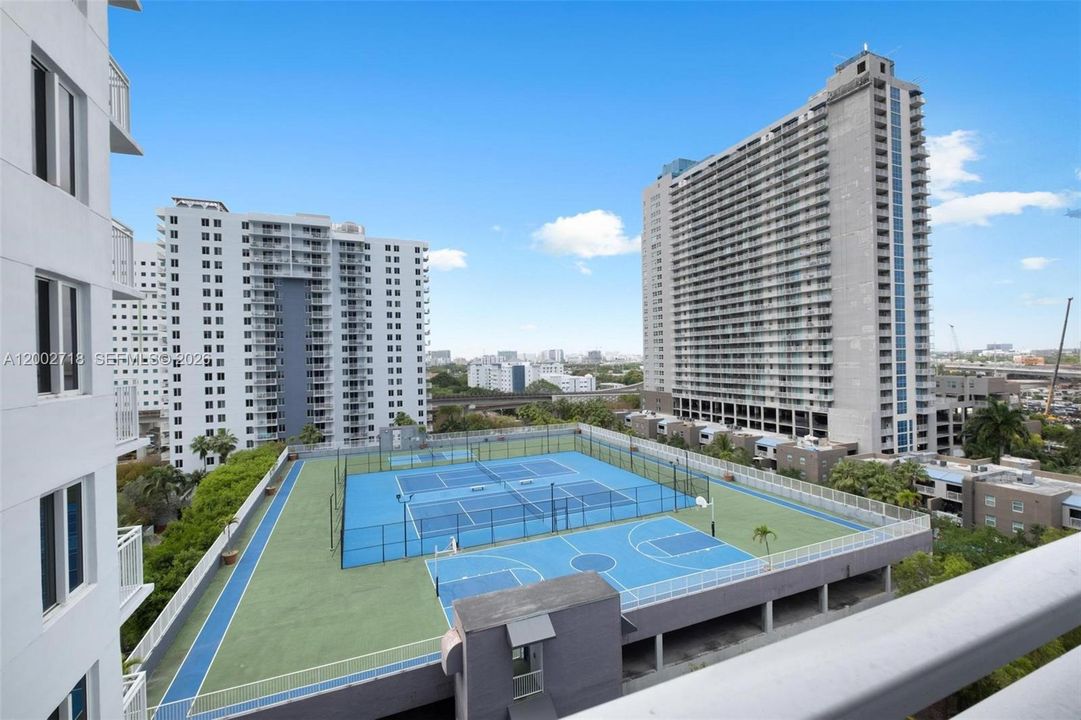 For Sale: $315,000 (2 beds, 2 baths, 848 Square Feet)