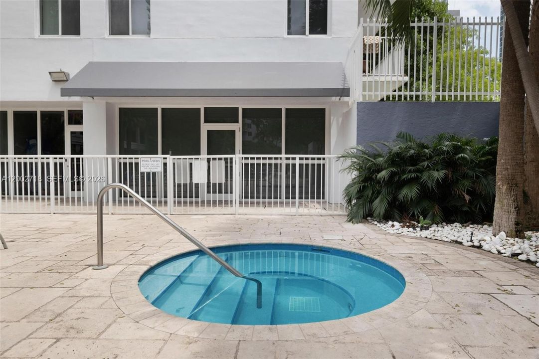 For Sale: $315,000 (2 beds, 2 baths, 848 Square Feet)