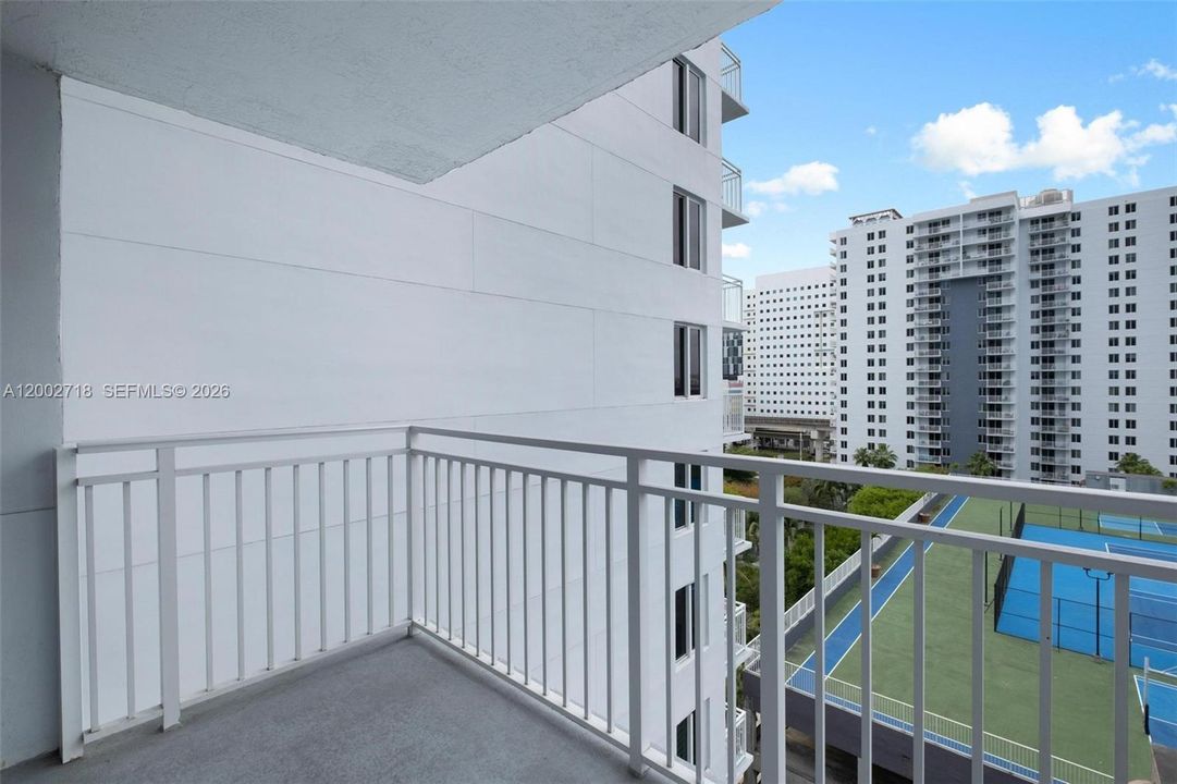 For Sale: $315,000 (2 beds, 2 baths, 848 Square Feet)