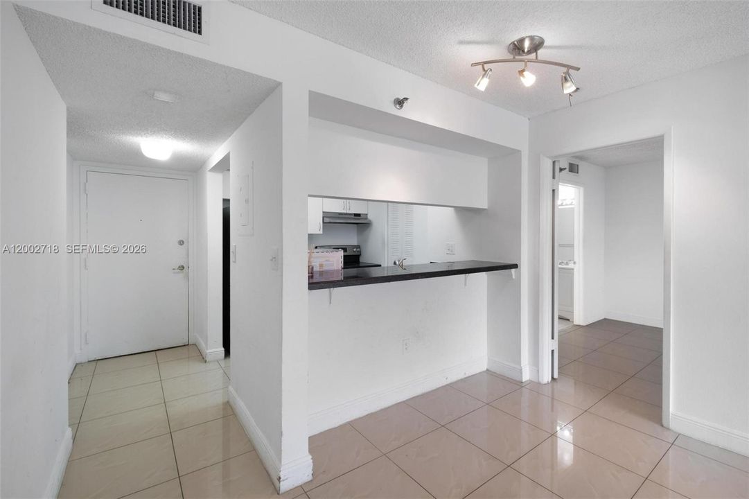 For Sale: $315,000 (2 beds, 2 baths, 848 Square Feet)